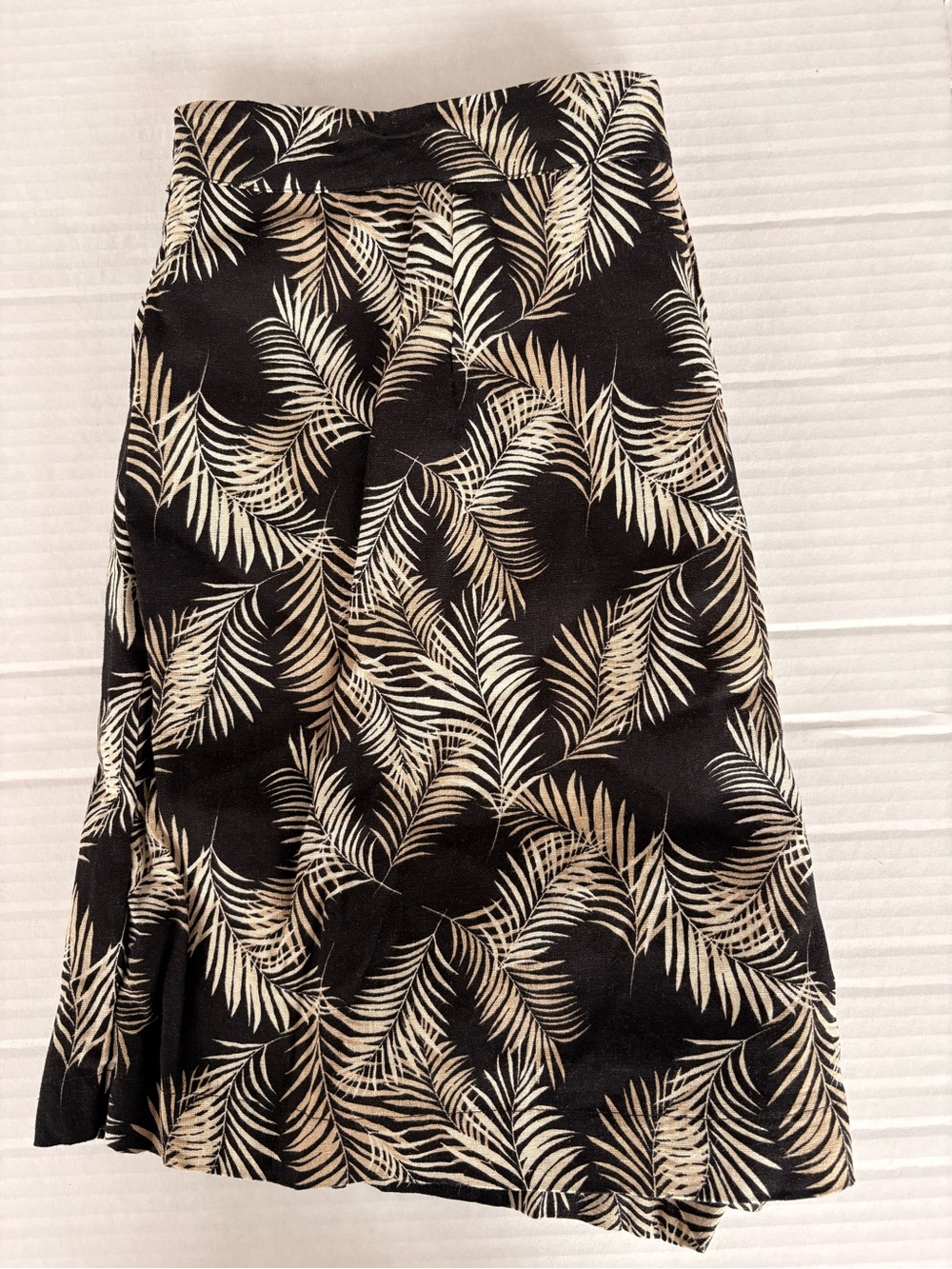 Ellen Tracy Black and Cream Palm Print Shorts - Picture 4 of 7